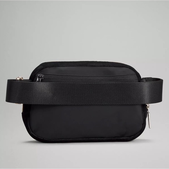 ❌ NWT Lululemon Everywhere 1L Belt Bag - Black Velour & Gold Hardware - Picture 6 of 11